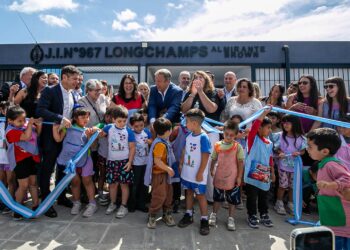 Inauguraron un jardín de infantes y el nuevo edificio de una escuela en Longchamps