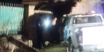 Persecución policial terminó con un patrullero incrustado en una vivienda en Rivadavia
