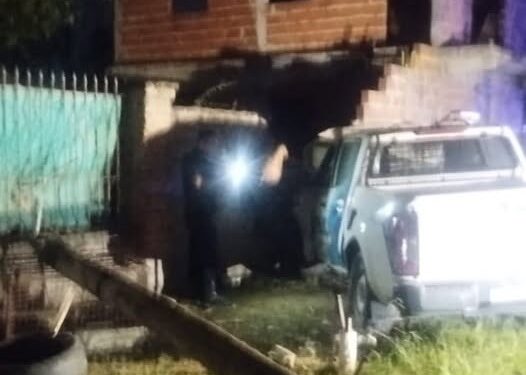 Persecución policial terminó con un patrullero incrustado en una vivienda en Rivadavia