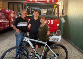La Cámara de Comercio de Longchamps le regaló una bicicleta al joven bombero al que golpearon para robarle