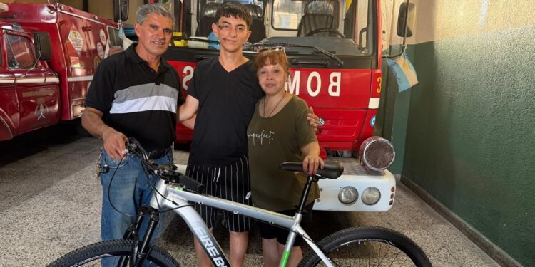 La Cámara de Comercio de Longchamps le regaló una bicicleta al joven bombero al que golpearon para robarle