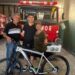 La Cámara de Comercio de Longchamps le regaló una bicicleta al joven bombero al que golpearon para robarle