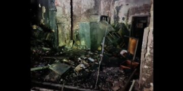 Tres jóvenes incendiaron una escuela de Claypole, rompieron todo, dejaron un misterioso mensaje y se fueron: «Esto es pura maldad»