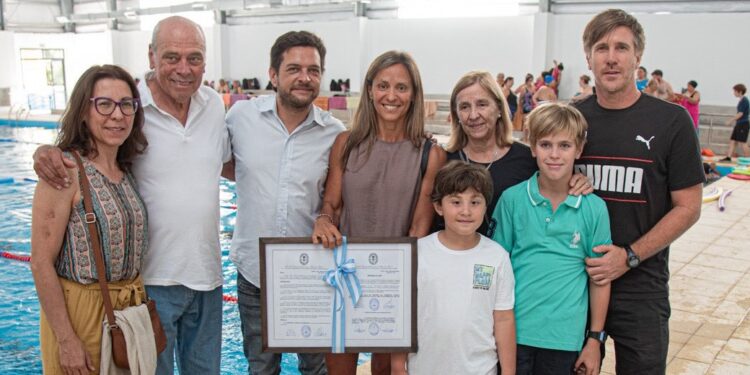 El nuevo natatorio de Calzada ya abrió para la colonia de verano y le entregaron una distinción a Noelia Petti