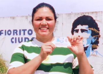 Sandra, la primera vecina de Lomas en tener en su DNI la dirección Diego Armando Maradona