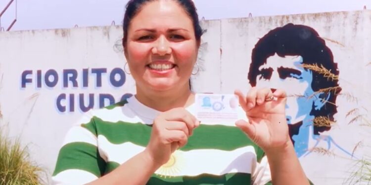 Sandra, la primera vecina de Lomas en tener en su DNI la dirección Diego Armando Maradona