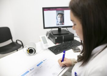 Más de 15 mil vecinos de Brown eligieron la telemedicina durante 2025: como recibir atención médica desde el celu