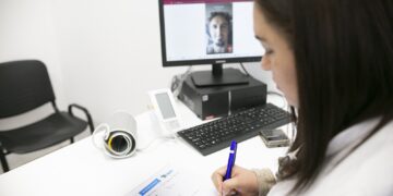 Más de 15 mil vecinos de Brown eligieron la telemedicina durante 2025: como recibir atención médica desde el celu