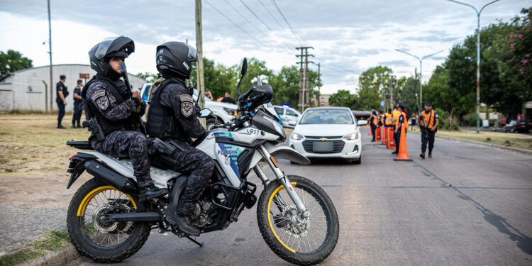 Los operativos rotativos de saturación policial desembarcaron en Don Orione