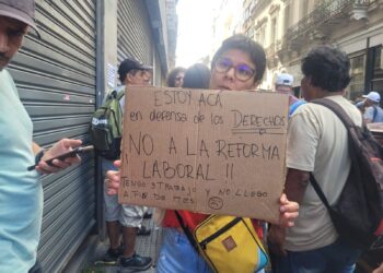 Con incidentes fuera del Congreso, los senadores debaten la polémica reforma laboral