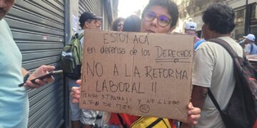 Con incidentes fuera del Congreso, los senadores debaten la polémica reforma laboral