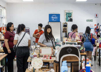 El municipio lanzó el programa “Vuelta al cole” en la Tienda Brown con beneficios para las familias