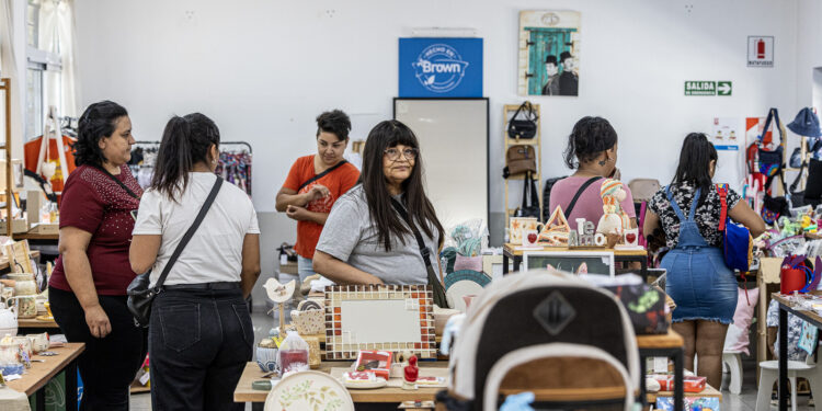 El municipio lanzó el programa “Vuelta al cole” en la Tienda Brown con beneficios para las familias