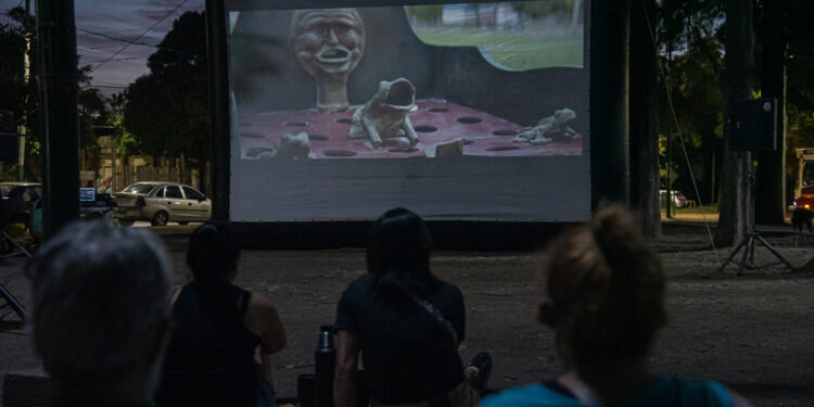 El ciclo «Cine de Verano» presenta la película «Nueve Reinas» en el Parque Ramón Carrillo