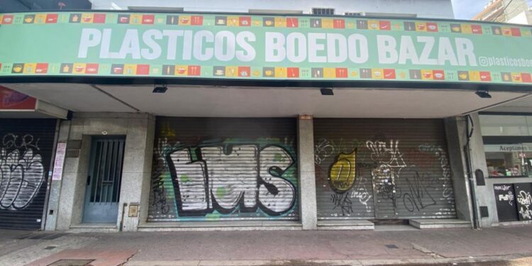 Por las importaciones, cierra un histórico comercio de Lomas tras 60 años