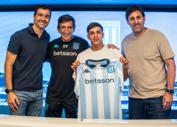 El sueño del pibe de Chingolo: Ezequiel Pérez debutó en la primera de  Racing y lo recibieron a pura fiesta