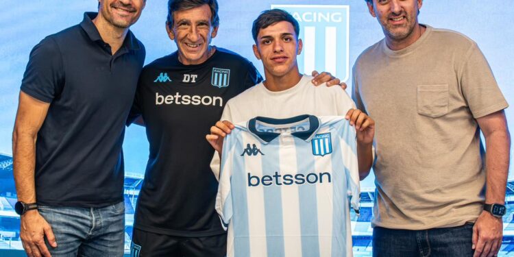 El sueño del pibe de Chingolo: Ezequiel Pérez debutó en la primera de  Racing y lo recibieron a pura fiesta