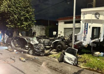 Violento choque en Adrogué: tres heridos tras colisionar un auto y un camión