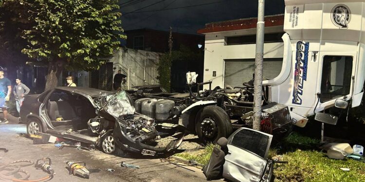 Violento choque en Adrogué: tres heridos tras colisionar un auto y un camión