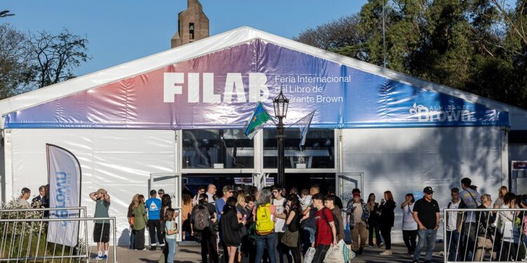 La  Feria del libro de Brown llega a las localidades del distrito