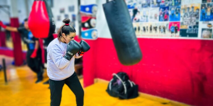 “La Piru” Granadino: la boxeadora de Claypole va por el título sudamericano