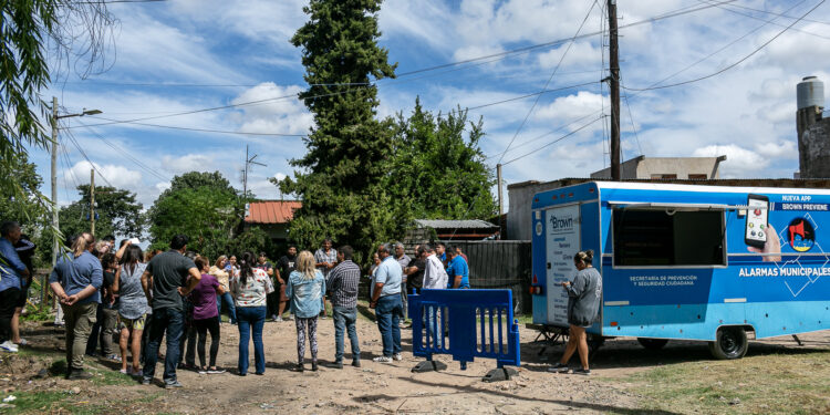 Brown fortalece la seguridad vecinal con nuevas alarmas en Calzada