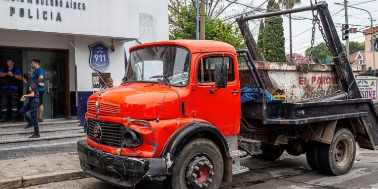 Secuestraron un camión que tiraba basura en las calles de Burzaco
