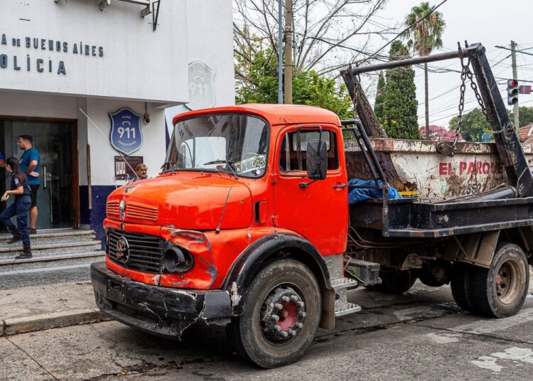 Secuestraron un camión que tiraba basura en las calles de Burzaco