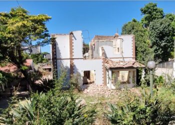 Empezaron a demoler un chalet de 130 años en el barrio inglés de Temperley