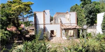 Empezaron a demoler un chalet de 130 años en el barrio inglés de Temperley