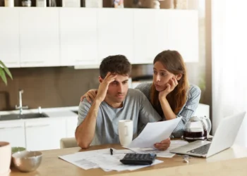 Advierten que el 56% de los hogares argentinos se endeuda para subsistir y la mayoría no llega a fin de mes