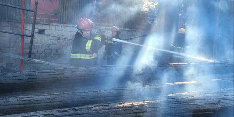 Se incendió un depósito en Calzada, ardieron cables y postes y afectó una casa vecina