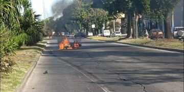 Longchamps: perdió el control de su moto, se cayó y se le prendió fuego