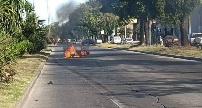 Longchamps: perdió el control de su moto, se cayó y se le prendió fuego
