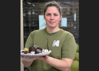 Estefanía: reabrió su panadería la vecina de Adrogué que cría sola a su hijo con parálisis cerebral