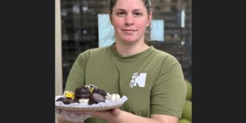 Estefanía: reabrió su panadería la vecina de Adrogué que cría sola a su hijo con parálisis cerebral