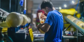 La industria pierde 160 empleos por día