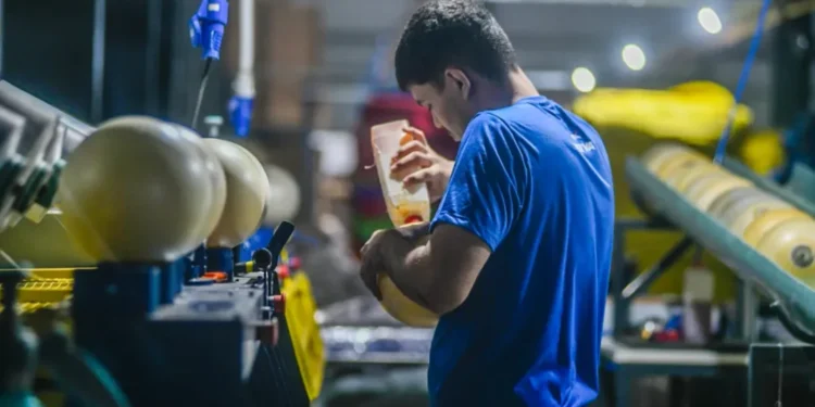 La industria pierde 160 empleos por día