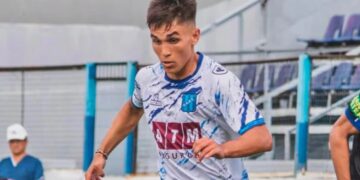 Marcha en la Clínica Espora a un año de la muerte de un jugador de futbol en una operación de rodilla