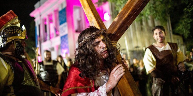 Brown vivió un Viernes Santo de fe y multitudinarias procesiones