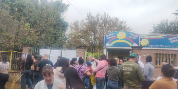 Calzada: madres, padres y docentes intentan evitar el cierre de un jardín de infantes que deja 105 chicos en la calle