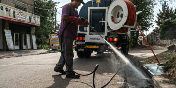 El municipio profundiza la limpieza de arroyos y bocas de tormenta ante el pronóstico de tormentas para el AMBA