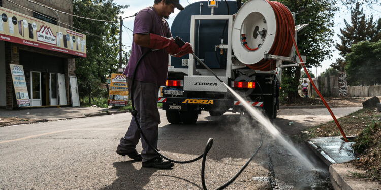 El municipio profundiza la limpieza de arroyos y bocas de tormenta ante el pronóstico de tormentas para el AMBA