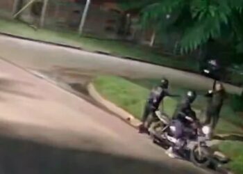 Longchamps: esperaba el colectivo para ir a trabajar, le dispararon para robarle, murió y detuvieron a dos motochorros