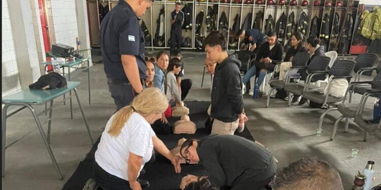 Los Bomberos realizaron en Claypole un curso de RCP para los vecinos