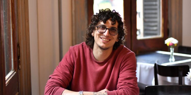 De Longchamps a Italia: el viaje de un poeta que no conoce de fronteras
