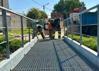 Instalaron tres puentes peatonales nuevos en barrios de Rafael Calzada y Malvinas Argentinas