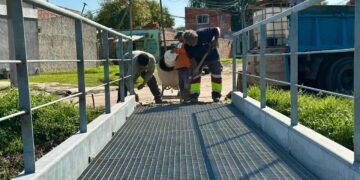 Instalaron tres puentes peatonales nuevos en barrios de Rafael Calzada y Malvinas Argentinas