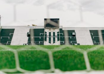 Provincia intervino para frenar despidos en el club Banfield, que adeuda dos meses de salarios a sus empleados