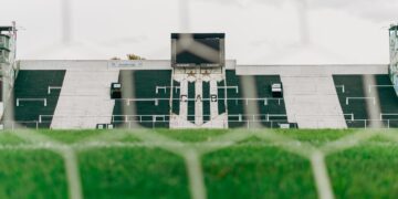 Provincia intervino para frenar despidos en el club Banfield, que adeuda dos meses de salarios a sus empleados